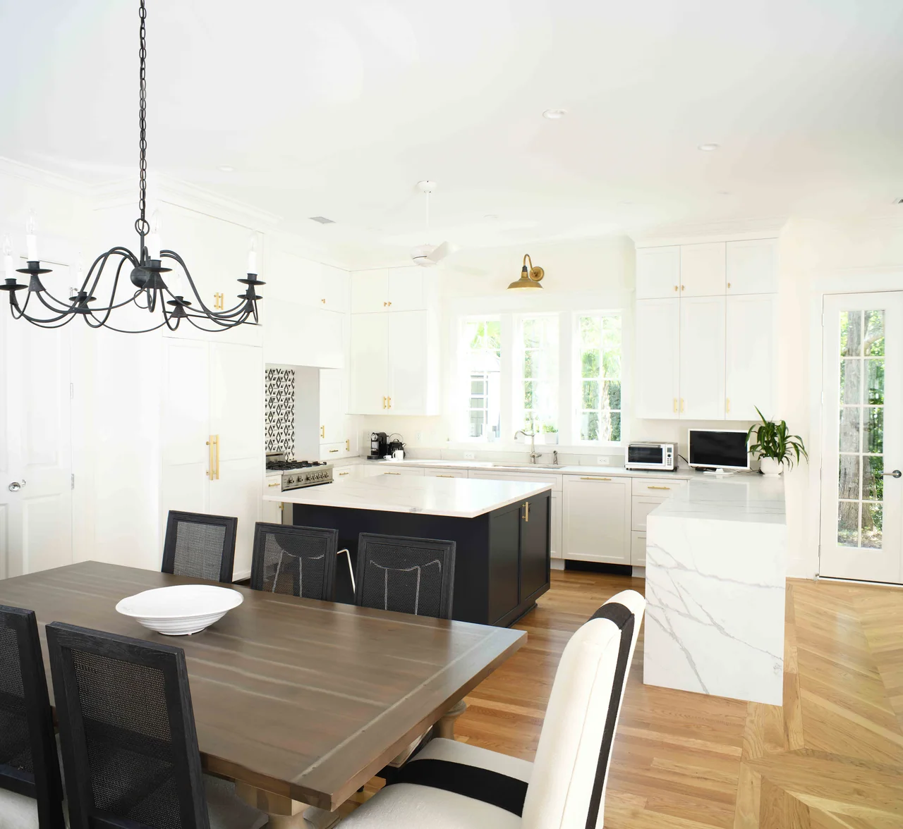 Dining room looking toward the kitchen island